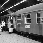 854168 Afbeelding van de internationale trein Mediterraneo van Den Haag naar Genova langs het perron van het ...